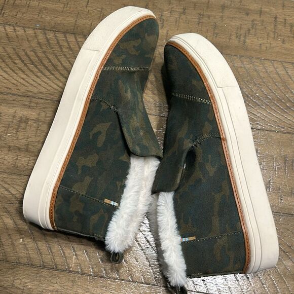 Toms Green Camo Slip-On Shoes with White Fur Lining - Picture 12 of 13